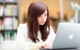 パソコン 若者 1 ブログ用.png